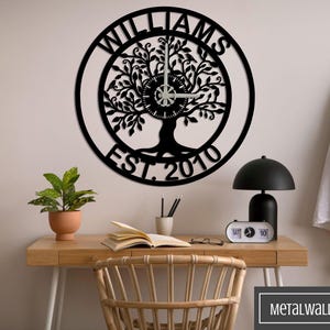 Może przedstawiać: Czarny metalowy zegar ścienny z wzorem drzewa i tekstem "WILLIAMS EST. 2010".