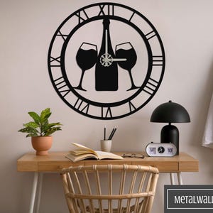 Överdimensionerad rustik väggklocka i metall med vinflaska och romerska siffror - Elegant vingårdsinredning