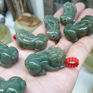 Grüner Pixiu-Drachen-Jade-Anhänger in geflochtener roter Faden-Öse