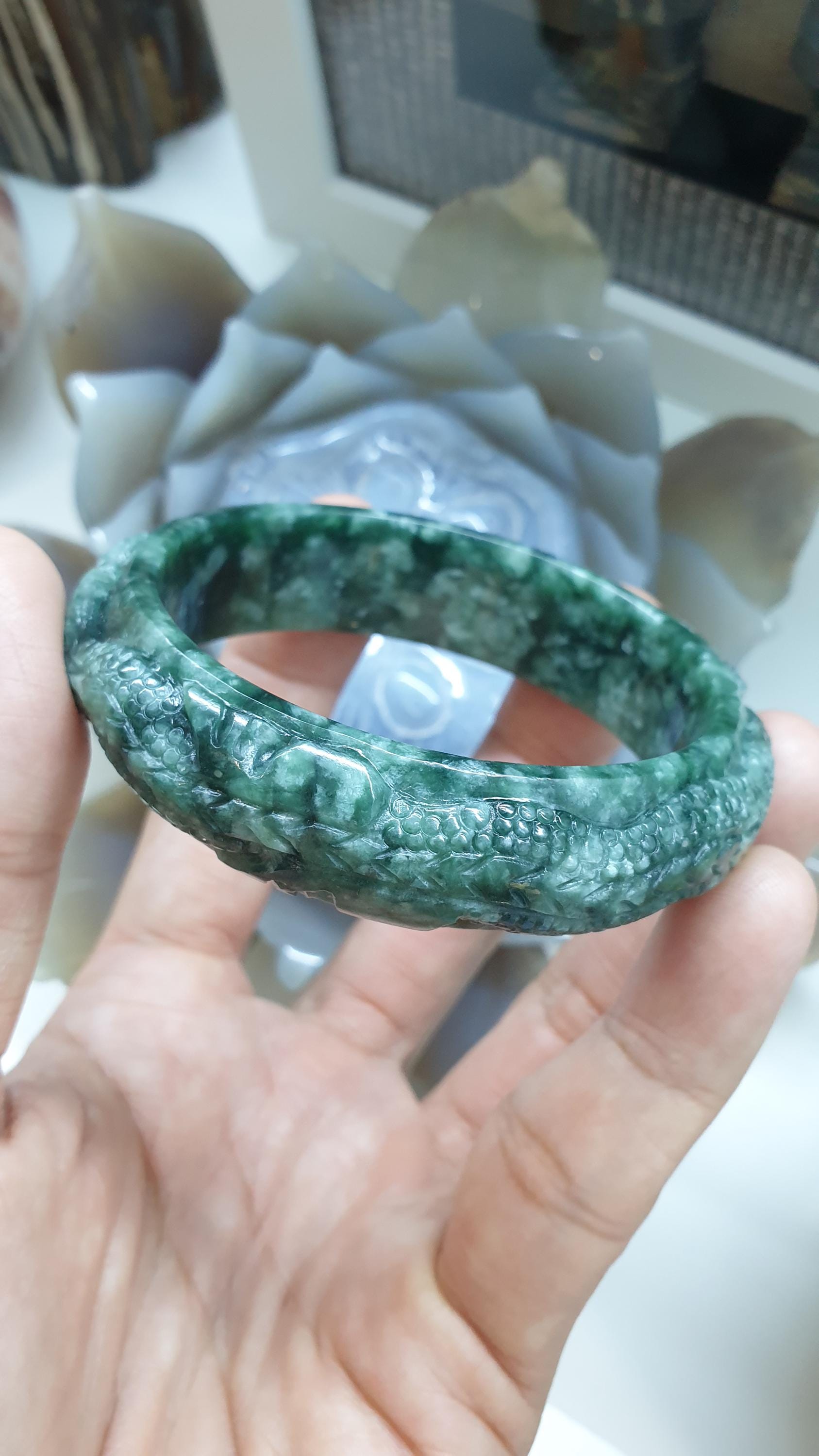 彫刻入り翡翠龍のバングル S58 本物 タイプA ミャンマー翡翠 - Etsy 日本