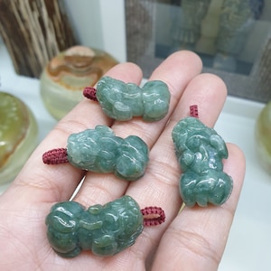 Grüner Pixiu-Drachen-Anhänger aus Jade in geflochtener Anhängerschlaufe