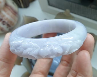 ブルージェダイトの花と蝶のペンダント：手彫りの天然翡翠ジュエリー
