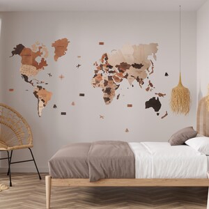 Könnte beinhalten: Ein Schlafzimmer-Interieur mit einem Holzbettgestell, einem Korbstuhl und einer Weltkarte aus Holz an der Wand. Zwei Korbpendelleuchten hängen von der Decke.