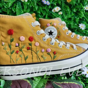Kundengebundene Konverse gestickte Schuh-Converse Chuck Taylor 1970er Jahre kundengebundene gestickte Blumen-Converse-Schuhe für ihr Hochzeitsgeschenk