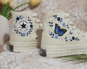 Tênis Converse Chuck Taylor bordado dos anos 70: Borboletas e rosas azuis - Presente ideal para noivas e formaturas.