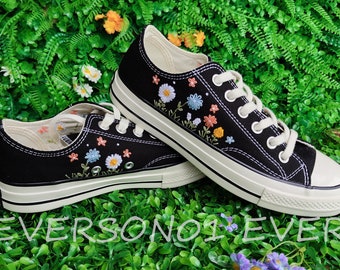 Tênis Converse Chuck Taylor de cano baixo personalizado da Converse, anos 70, bordado floral e bordado de pérolas, para presente de casamento dela