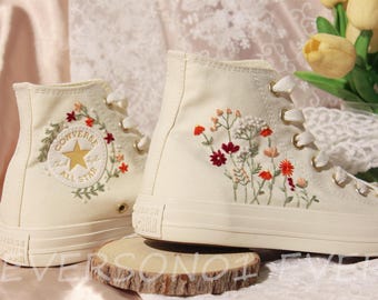 Tênis Converse personalizados com bordado: Tênis de casamento com fivela dourada e sola plana.