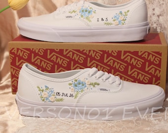 Vans personalizzate con ricami: scarpe da sposa con motivo floreale.