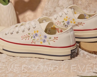 Benutzerdefinierte Converse Low-Spitze Converse Chuck Taylor 1970er Jahre Kundenspezifische gestickte Blumenperlenstickerei-Converse Schuhe für ihre Hochzeitsgeschenk