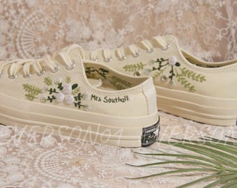 Zapatillas Converse Chuck Taylor personalizadas con bordado de los años 70: Zapatos de boda con perlas y estampado floral.