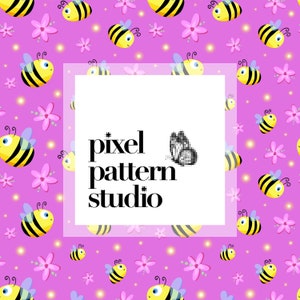 以下が含まれることがあります： ピンクの背景に、かわいい漫画の蜂と花が描かれたシームレスなパターン。画像の中央には「pixel pattern studio」というテキストがあります。