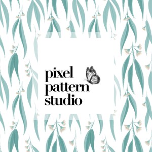 Puede incluir: Un patrón sin costuras con un diseño repetitivo de hojas de eucalipto azul claro y flores blancas. El patrón está enmarcado por un rectángulo blanco con el texto "pixel pattern studio" en negro.