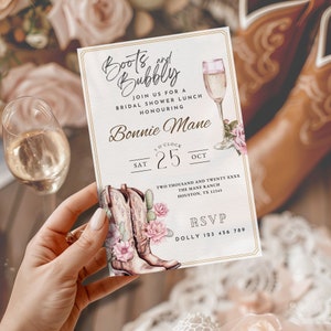 Puede incluir: Una invitación blanca con detalles dorados para un almuerzo de despedida de soltera. La invitación presenta una ilustración de acuarela de botas de vaquero, cactus y una copa de champán. El texto dice "Boots and Bubbly" y "Bonnie Mane".