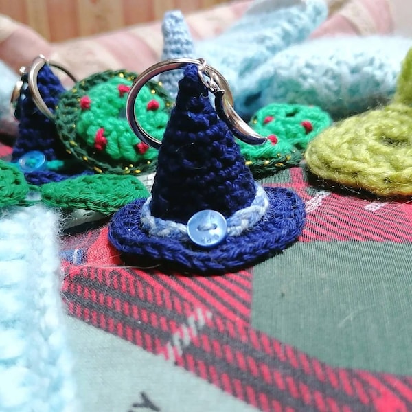 Porte-clés chapeau sorcière au crochet et charme croissant de lune