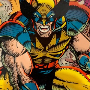 Pu&ograve; includere: Illustrazione di fumetti di Wolverine, un supereroe con un costume giallo e blu. Il personaggio &egrave; raffigurato con un'espressione feroce, artigli estesi e una posa dinamica. L'opera presenta linee audaci e colori vivaci.