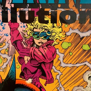 Pu&ograve; includere: Copertina di fumetto con un personaggio femminile in costume rosa e occhiali blu, in posa. Lo sfondo &egrave; arancione con linee diagonali e fulmini bianchi. Il testo del titolo &egrave; parzialmente visibile.