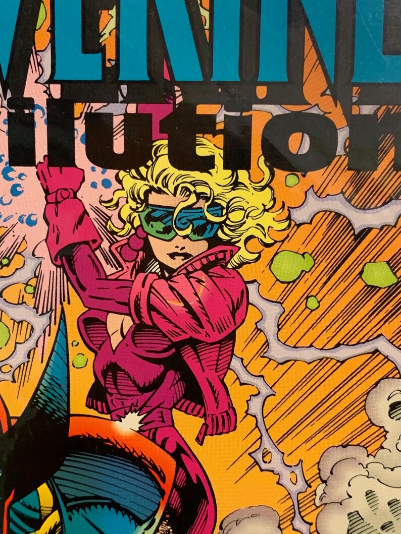 Pu&ograve; includere: Copertina di fumetto con un personaggio femminile in costume rosa e occhiali blu, in posa. Lo sfondo &egrave; arancione con linee diagonali e fulmini bianchi. Il testo del titolo &egrave; parzialmente visibile.