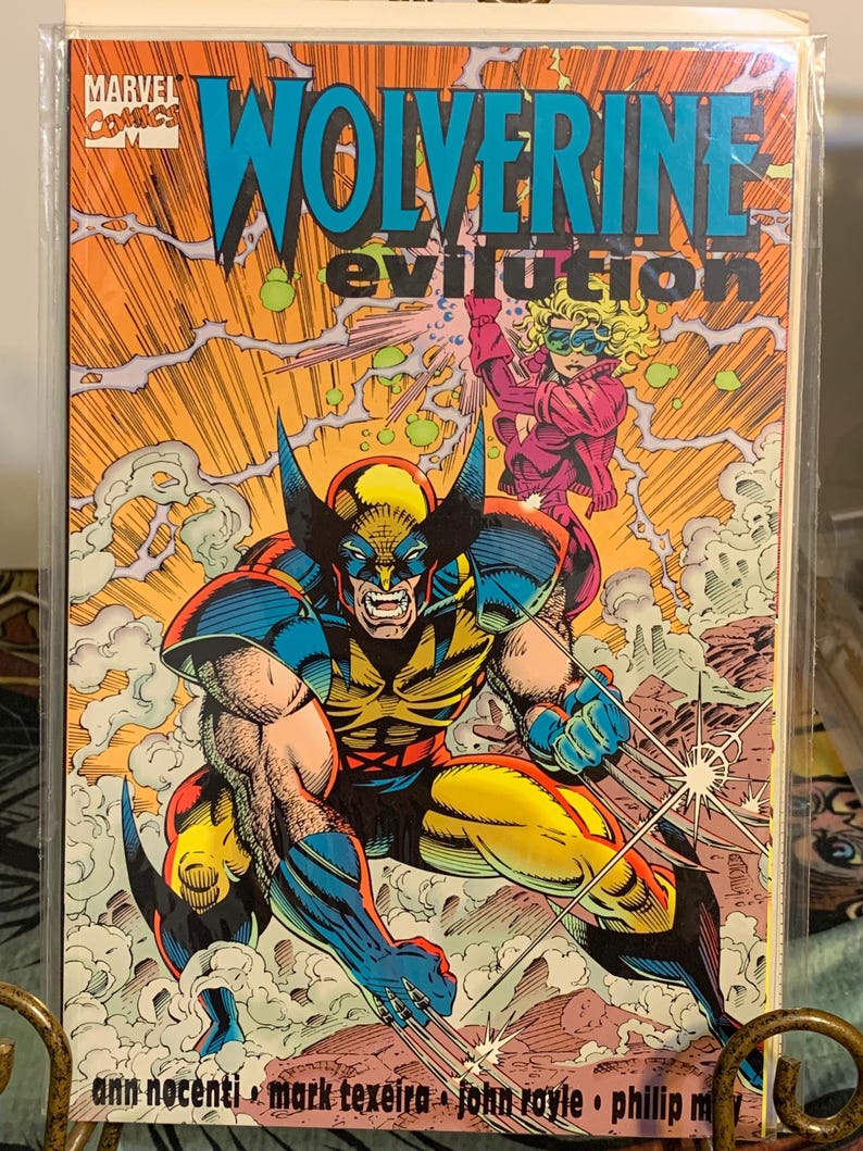Pu&ograve; includere: Copertina di fumetto con Wolverine in posa dinamica, con un costume giallo e blu, artigli estesi. Il titolo "Wolverine Evolution" &egrave; visualizzato in lettere grandi e in grassetto. Il logo Marvel Comics &egrave; in alto a sinistra.