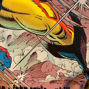 Pu&ograve; includere: Illustrazione di fumetto con un supereroe in azione. La figura &egrave; raffigurata con accenti gialli e rossi, sullo sfondo di montagne e nuvole stilizzate. Il testo "john royle" &egrave; visibile in basso.
