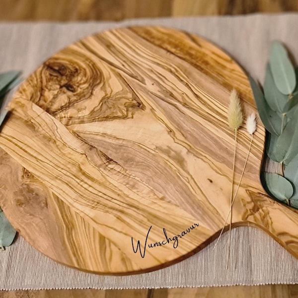 Round olive wood pizza board – personalized & stylish, a gift idea for connoisseurs and pizza fans