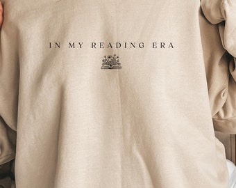 Bluza z kapturem In My Reading Era, sweter do czytania, bluza z kapturem Bookish, sweter książkowy, prezent dla miłośnika książek, bluza z okrągłym dekoltem bibliotekarza, sweter Bookworm, K080