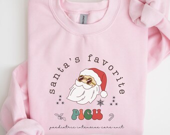 Santa's Favourite PICU Nurse Weihnachts Sweatshirt, Kinder Krankenschwester Urlaub, PICU Xmas Geschenk Shirt, Süsses PICU Nurse Weihnachten T-Shirt K428