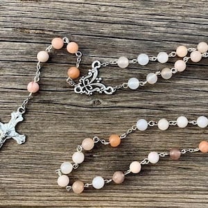 Katholischer Rosenkranz aus rosa-beigem Aventurin – Hommage-Reihe an die Heilige Klara von Assisi