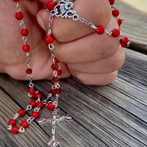 Chapelet Catholique pour rosaire Jade rouge teinté - Gamme hommage à Sainte Brigitte de Suède