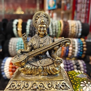 Statue Saraswati en laiton extrafin, déesse Saraswati, déesse de la sagesse, de la connaissance et de la musique - Idole hindoue faite main pour temple de la maison et cadeau.