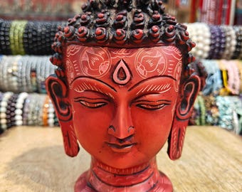 Standbeeld van rood hars Boeddha gezicht: meditatief woondecor