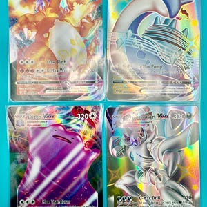 Puede incluir: Cuatro cartas de intercambio de Pokémon con Charizard VMAX, Lapras VMAX, Ditto VMAX y Grimmsnarl VMAX. Las cartas son holográficas y presentan a los Pokémon en sus formas Gigantamax. Las cartas tienen diferentes movimientos de ataque y valores de PV.