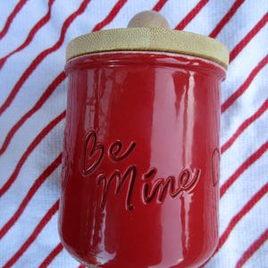 Tarros de yogur La Fermière rojos de edición limitada - 157 g. Tarros ecológicos reciclados con tapas de bambú - Abrazos y besos - Corazones de amor