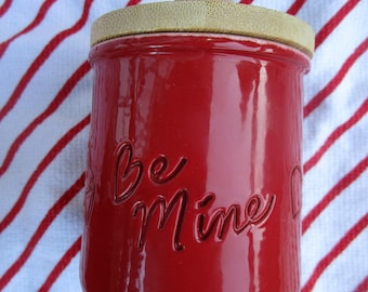Limited Edition rode La Fermiere-yoghurtpotten - 5.6 oz. Milieuvriendelijke, geüpcycled catch-all potten met bamboe deksels - knuffels - Love Hearts