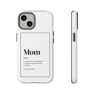 Op de afbeelding: Witte telefoonhoesje met een zwarte rand en een definitie van het woord "Moeder" gedrukt op de achterkant. De definitie luidt: "[zelfstandig naamwoord] 1. Een persoon die onvoorwaardelijk liefheeft. 2. De maker en bewaarder van dierbare herinneringen. Zie ook: superwoman"