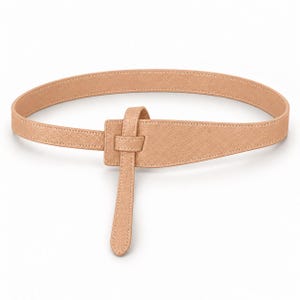 Op de afbeelding: Een lichtbruine riem met een getextureerd oppervlak en witte stiksels langs de randen. De riem heeft een knoopsluiting waarbij één uiteinde door een rechthoekige lus gaat, waardoor er een enkele riem aan de voorzijde naar beneden hangt.