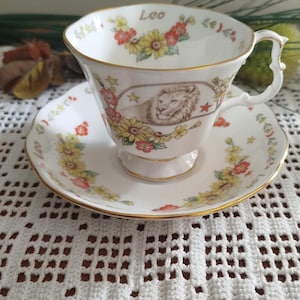 Taza de té y platillo de la serie Zodiac de Royal Albert - Leo