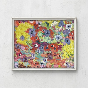 Peut inclure: Une impression d'art murale rectangulaire encadrée présentant une composition florale dense et vibrante. La peinture affiche une multitude de fleurs rouges, violettes, bleues et blanches sur un fond jaune et vert avec des coups de pinceau texturés.