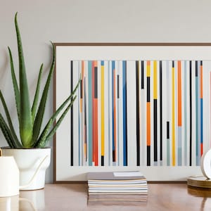 以下が含まれることがあります： 青、オレンジ、黄色など、さまざまな色の縦線が入った額入りの抽象芸術プリント。 鉢植えのアロエベラと装飾的な文字「C」も表示されています。