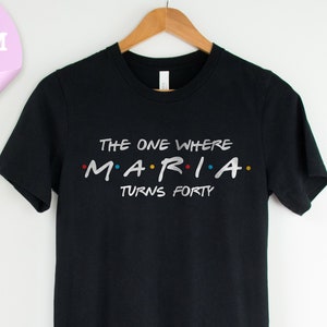 The One Where aangepast naamshirt, aangepast vriendenshirt, cadeau voor vrienden, gepersonaliseerd verjaardagsshirt, vakantieshirt, perfect verjaardagscadeau
