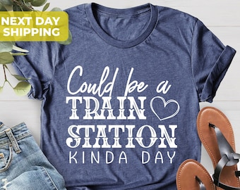 Poderia ser um tipo de dia de ESTAÇÃO DE TREM, camisa Boho, camisa meio sarcástica, camisa de estação de trem