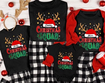 Puede incluir: Un pijama de Navidad a juego para una familia de cuatro personas con pantalones de cuadros negros y blancos y camisas negras con cuernos de reno, un gorro de Papá Noel y el texto "Christmas Squad" con nombres personalizados.