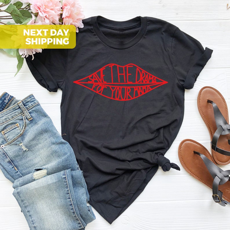K&ouml;nnte beinhalten: Schwarzes T-Shirt mit einer roten Grafik von Lippen mit dem Text "Save the drama for your mama" darin.