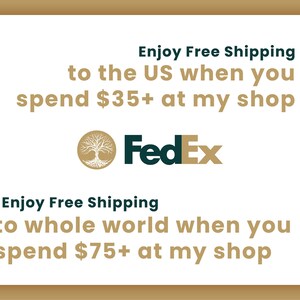 K&ouml;nnte beinhalten: Ein wei&szlig;er Hintergrund mit braunem Text, der "Genie&szlig;en Sie kostenlosen Versand in die USA, wenn Sie mehr als 35 $ in meinem Shop ausgeben". Unter dem Text befindet sich ein braunes Baumlogo mit dem Text "FedEx" in Gr&uuml;n. Unter dem FedEx-Logo befindet sich weiterer brauner Text, der "Genie&szlig;en Sie kostenlosen Versand in die ganze Welt, wenn Sie mehr als 75 $ in meinem Shop ausgeben".