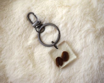 Sleutelhanger van hars met echte koffieboon, cadeau voor kunstliefhebber, handgemaakte hanger in de vorm van een koffiezakje.