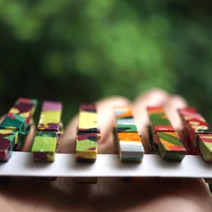 Set van 6 mini handgeschilderde houten pinnen, decor bruiloftsreceptie, versierde wasknijpers - perfect voor het ophangen van foto's, kaartweergave