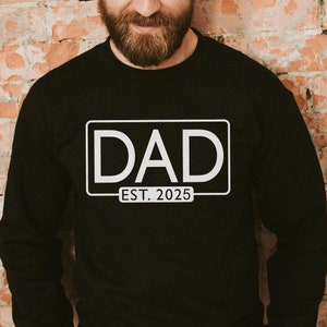 Dad Sweatshirt, Dad Est 2025 Hoodie, New Dad Sweater, Pregnancy Announcement For Dad, Gift For Dad, Father&#39;s Day Shirt, Dad Gift From Wife
