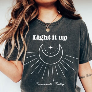 Light It Up SJM Hemd, Velaris Hemd, Crescent City Hemd, Haus der Erde und des Blutes, Acotar Hemd, Comfort Colors® SJM, Bücherwurm-Hemd
