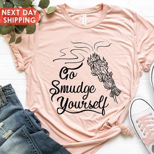 Camiseta "Go Smudge Yourself", camiseta "Smudge Wicca", camiseta para amantes de la salvia, camiseta divertida de brujería, camiseta de bruja, regalos para amantes del yoga, camiseta de meditación, camiseta pagana imagen 1