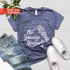 Camiseta "Go Smudge Yourself", camiseta "Smudge Wicca", camiseta para amantes de la salvia, camiseta divertida de brujería, camiseta de bruja, regalos para amantes del yoga, camiseta de meditación, camiseta pagana imagen 3