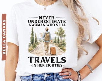 Ne sous-estimez jamais une femme qui voyage encore dans sa chemise des années 80, t-shirt de voyage grand-mère, cadeau drôle de voyageur senior, t-shirt pour amoureux de l'aventure